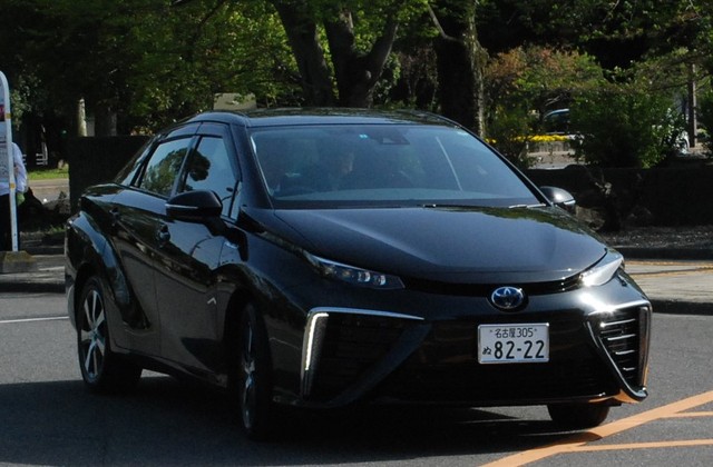 水素燃料電池自動車　普通乗用自動車