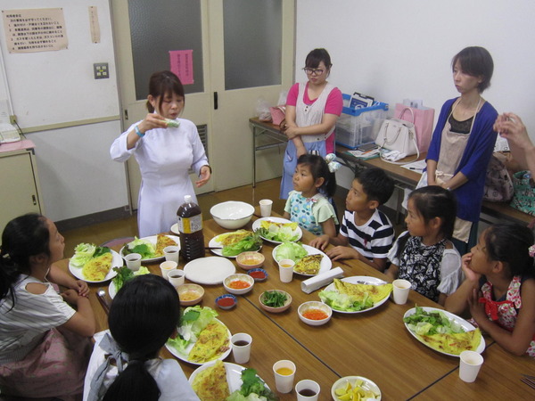 みんなで食べている様子