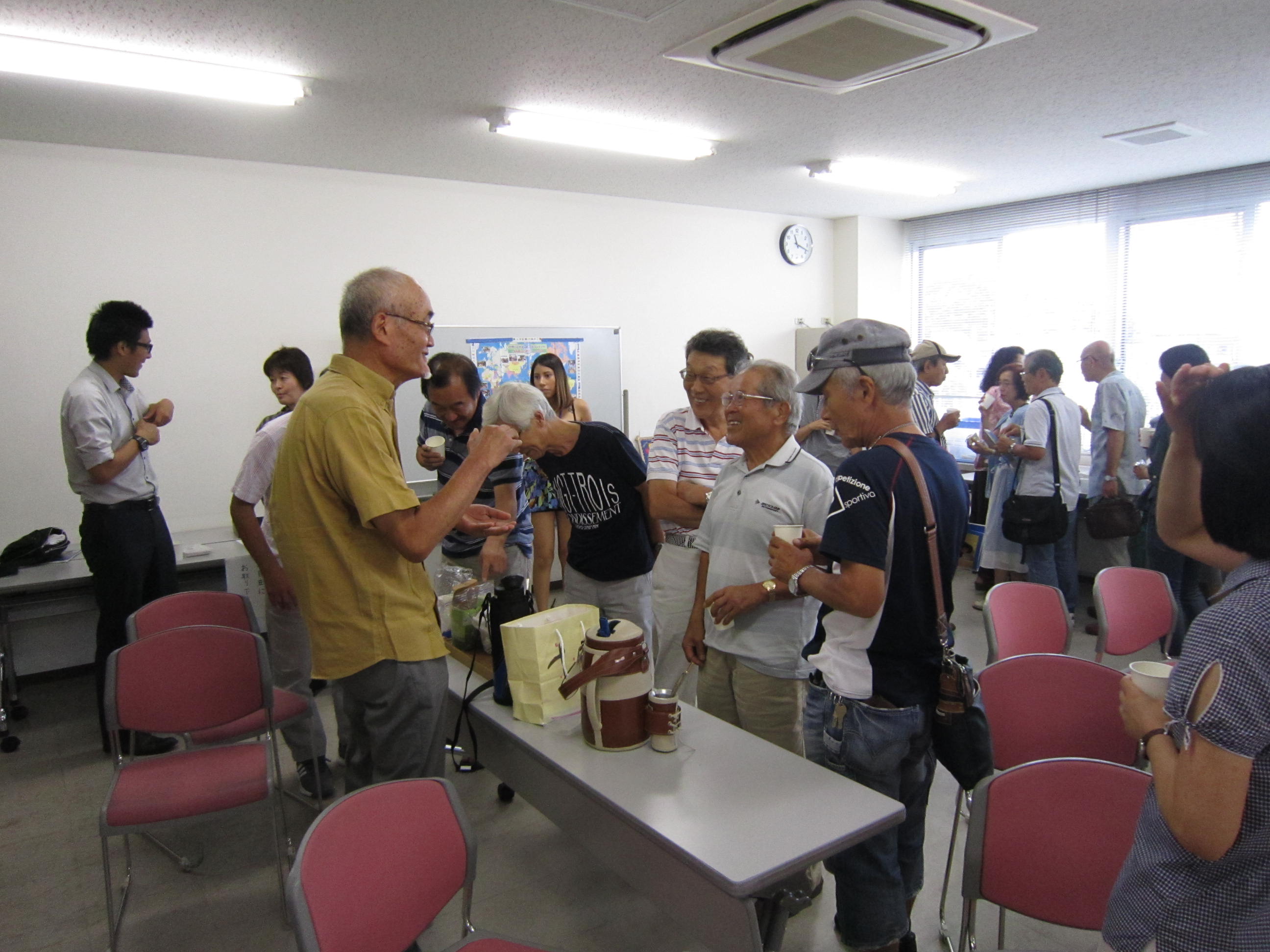 マテ茶を振舞う中村さん