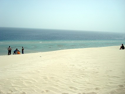 砂漠と海の風景写真