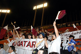 カタール国旗と横断幕で応援