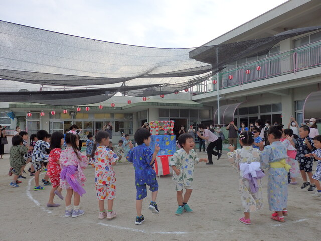 やぐらを囲んで踊る様子
