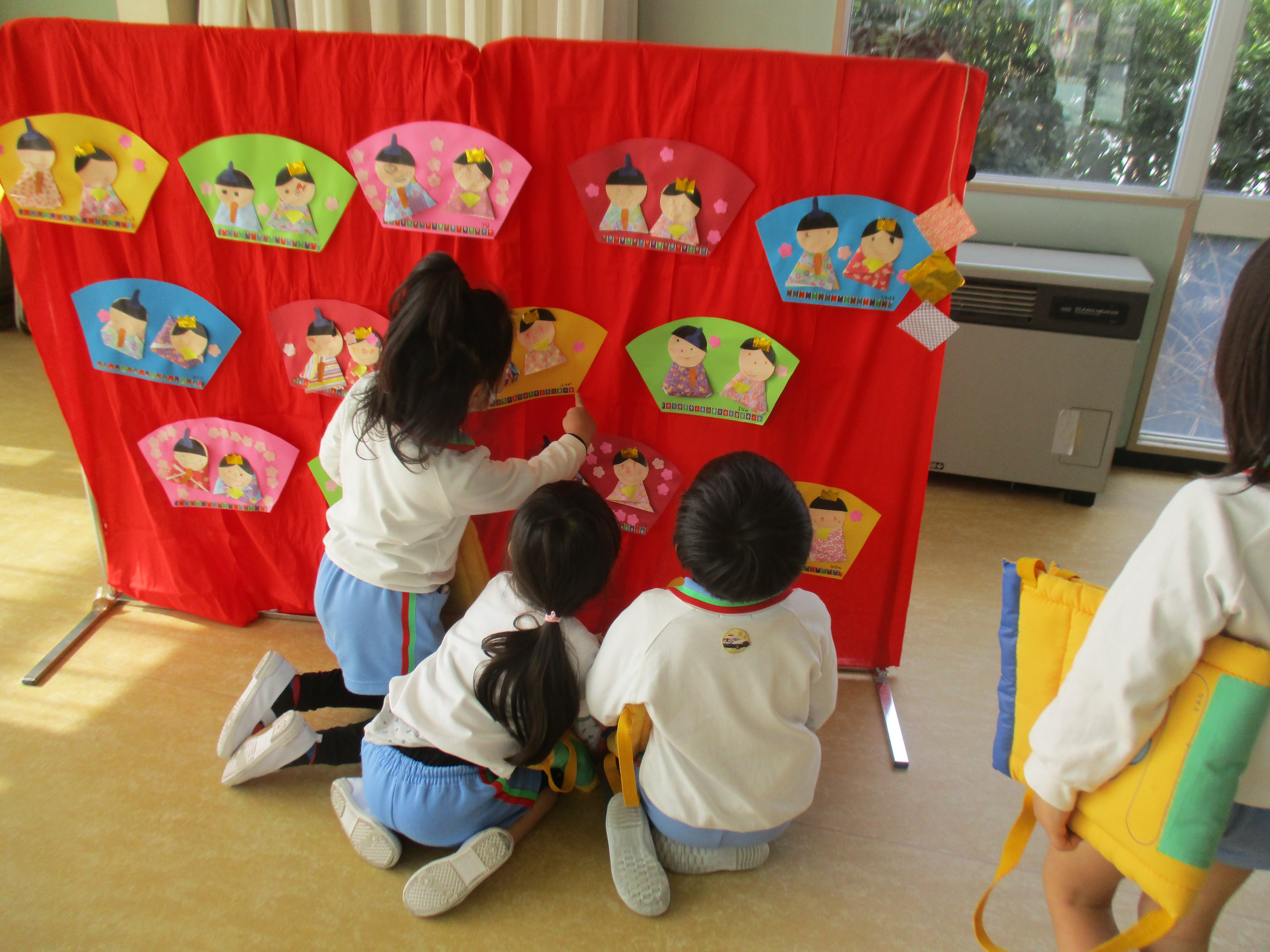 他学年の雛飾りを見ているところ