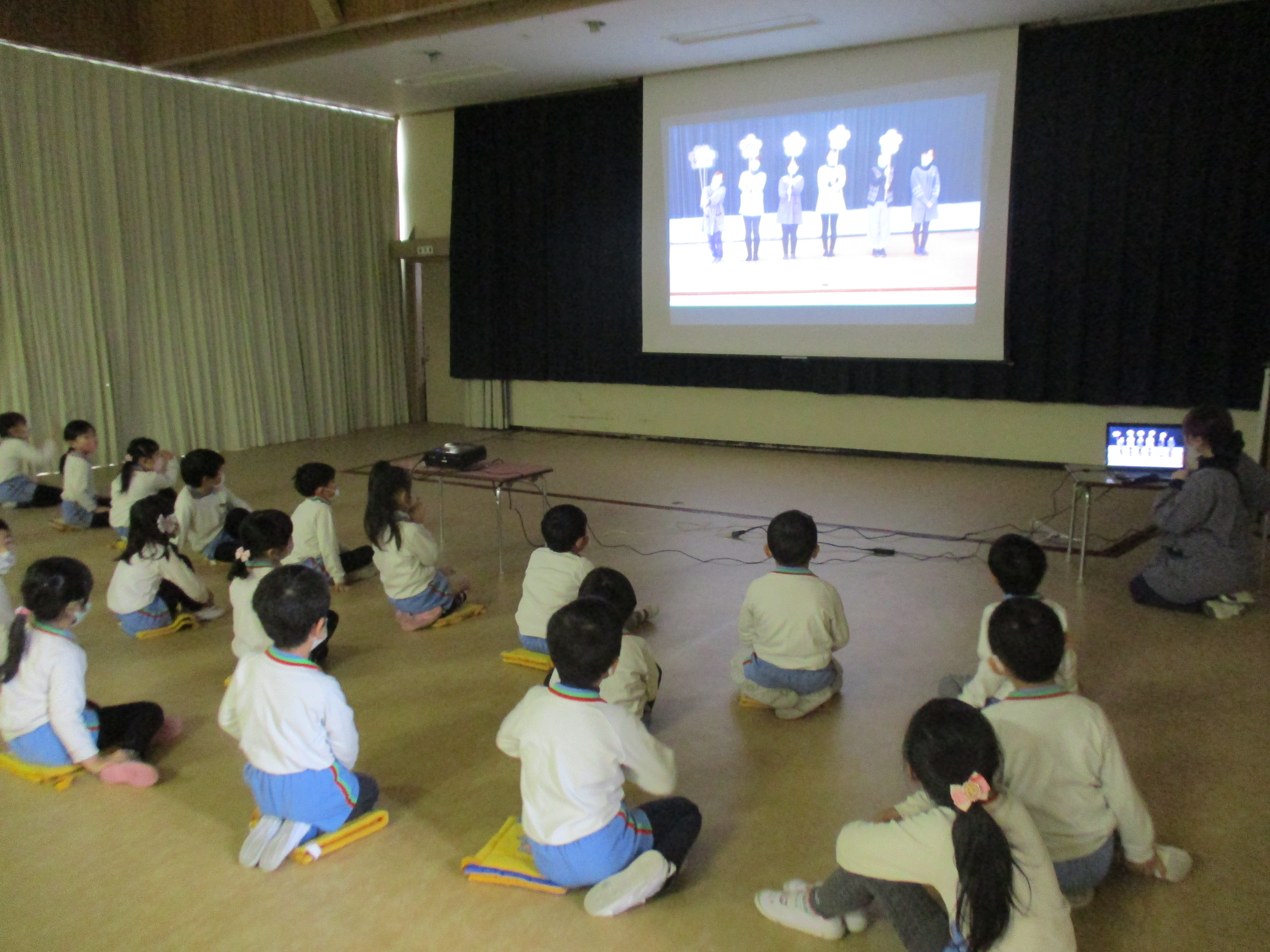 先生たちからのプレゼントビデオを見ているところ