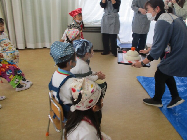 年長児が餅つきで作った鏡餅を見ているところ