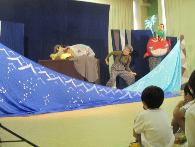 年中児が人形劇を見ているところ