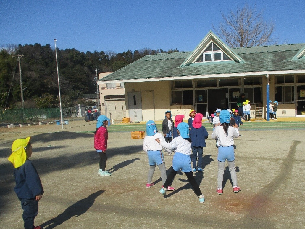 佐布里保育園の友達とドッジボールで遊んでいるところ