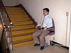 議場傍聴席への階段リフト
