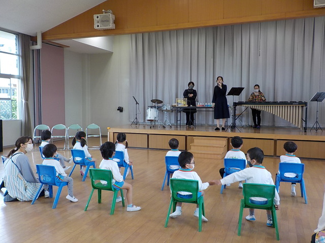 ドルチェさんの演奏を聴いているところ