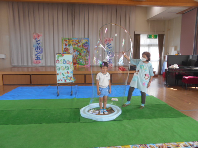 大きいしゃぼん玉に入っているところ