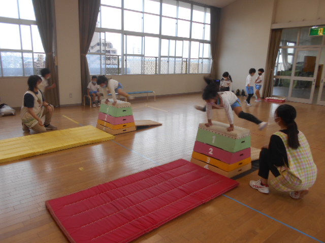跳び箱をしているところ