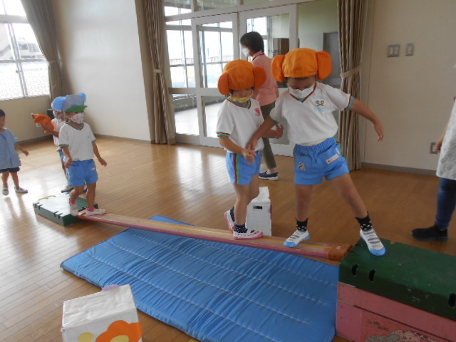 年少児が橋を渡って遊んでいるところ