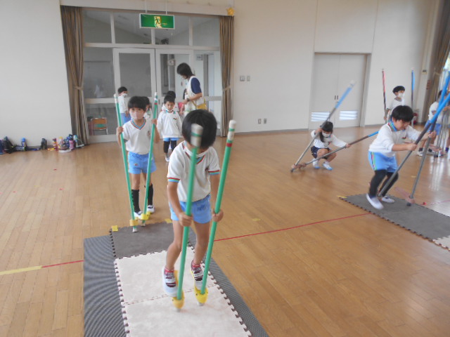 竹馬をしているところ