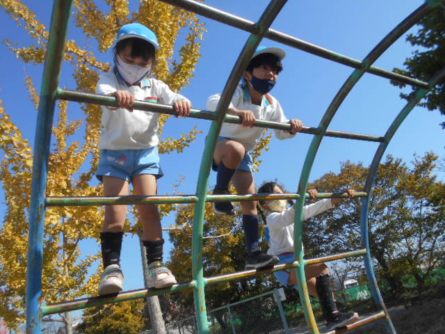 小学校の校庭であそんでいるところ