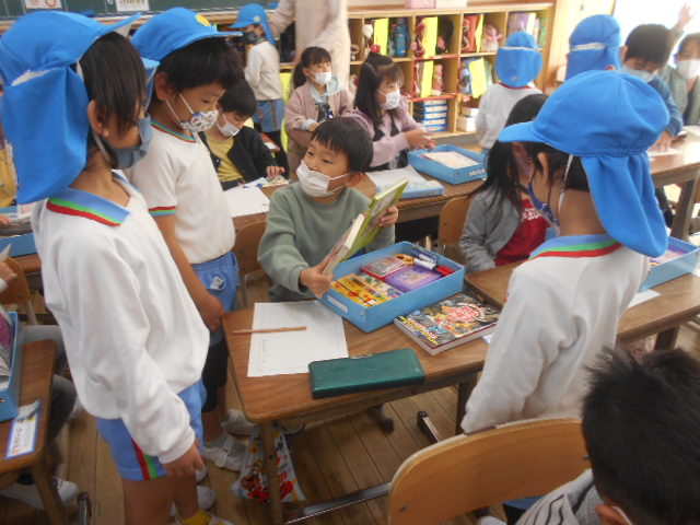 小学校の部屋を見ているところ