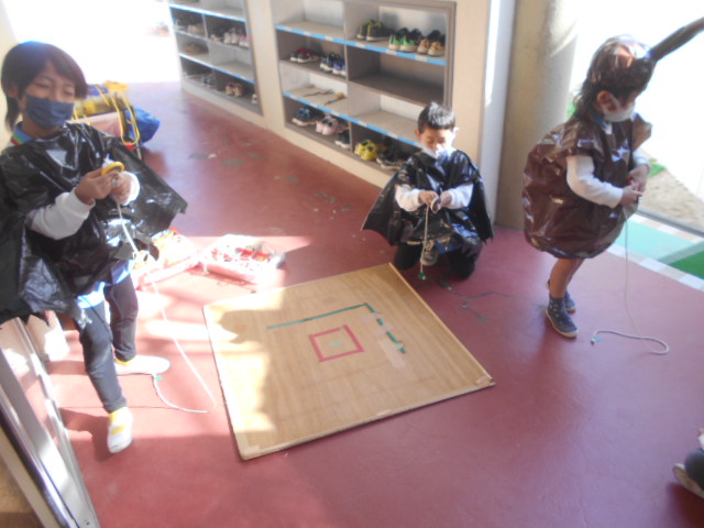 友達と独楽を回して遊んでいるところ