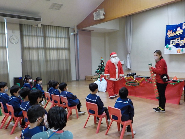 冬のお楽しみ会でサンタさんが来ているところ