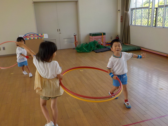フラフープで遊んでいるところ