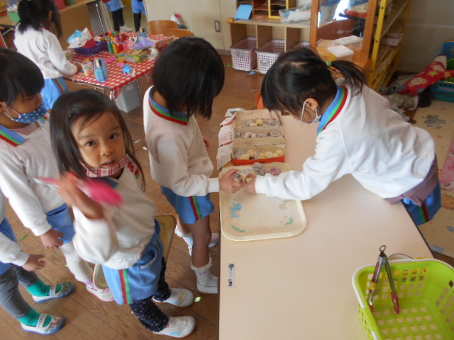 パン屋ごっこをして遊んでいるところ