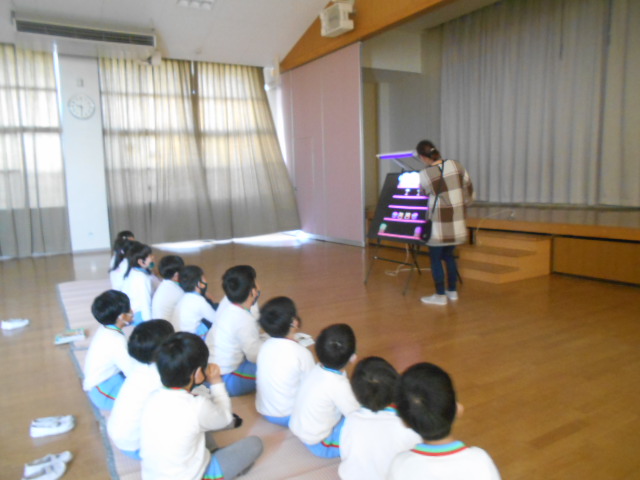 ひな祭り会の出し物を見ているところ