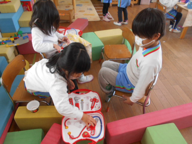 年少児が病院ごっこをしているところ