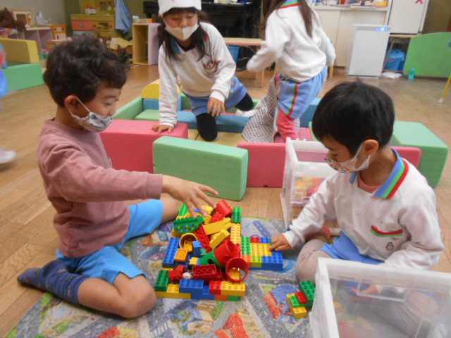 年少児がブロックで遊んでいるところ