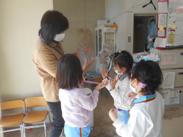 あやとりを園長先生に教えてもらっているところ