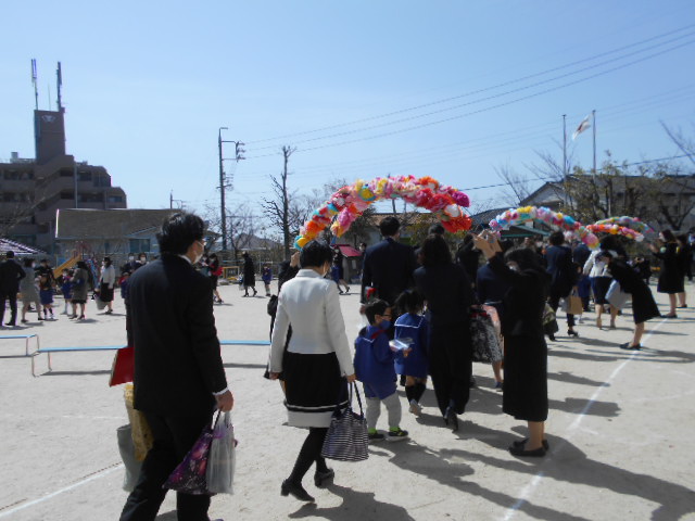 卒園式で花道を通っているところ