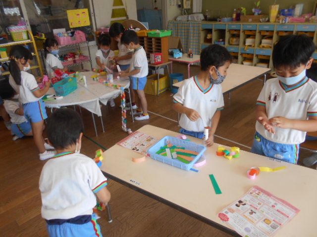 プレゼントを作っているところ