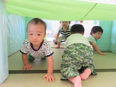 ０歳児室内あそびの様子