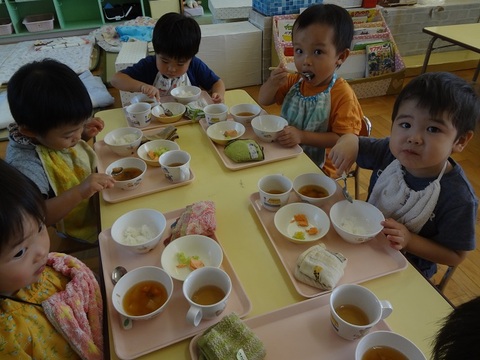 ２歳児給食の様子