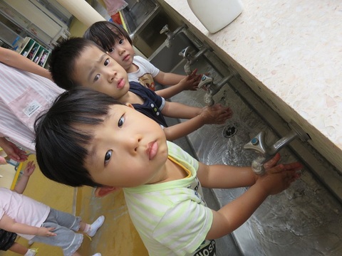 未満児手洗いの様子