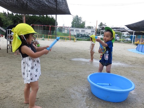 未満児水遊びの様子