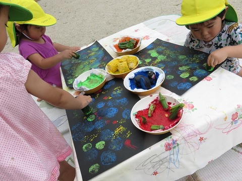 夏野菜でスタンプ遊びをする様子
