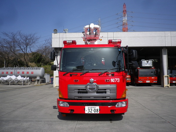 大型化学高所放水車　車両前面