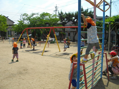 公園の遊具で遊ぶ