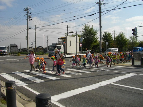 横断歩道渡る