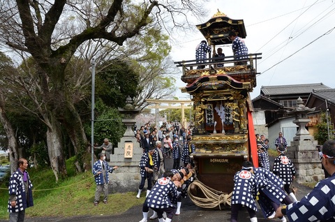 町内を巡行する花王車