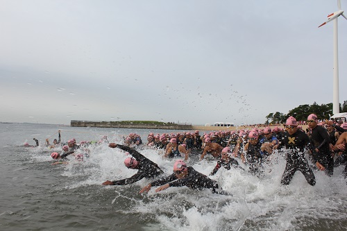 一斉にスタートする選手たち