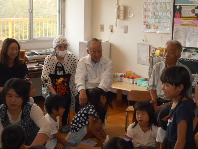 お爺ちゃんお婆ちゃんに質問をしている所