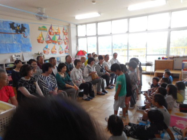 年中組、部屋で自己紹介をしている所