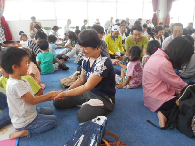 触れ合い遊び風景