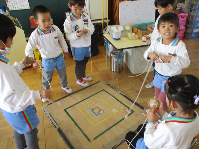 年長児がコマ回しをしているところ