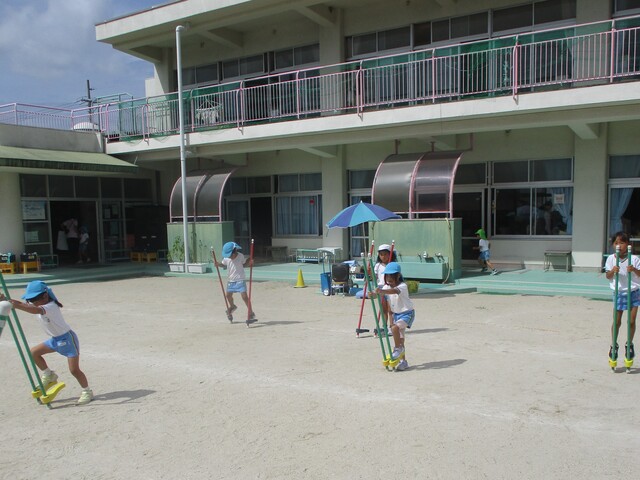 年長児が竹馬で遊んでいるところ
