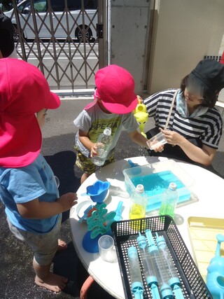 先生と水遊びをしている