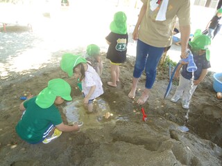 泥遊びをする写真