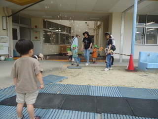 しゃぼん玉をする写真