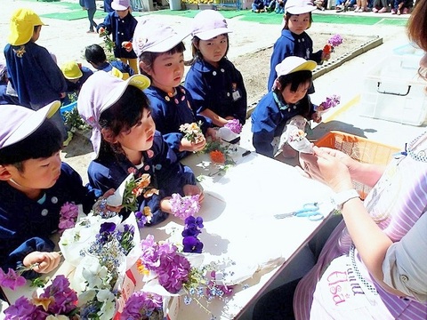 春のお花摘みごっこの様子