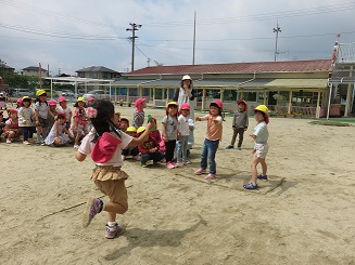 子どもの日の集い　年長児のリレー対決