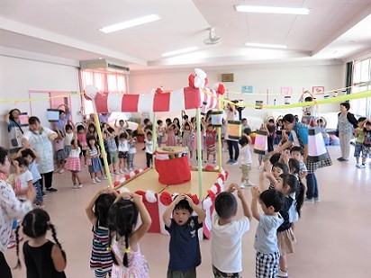 夏祭り 炭坑節を踊る様子